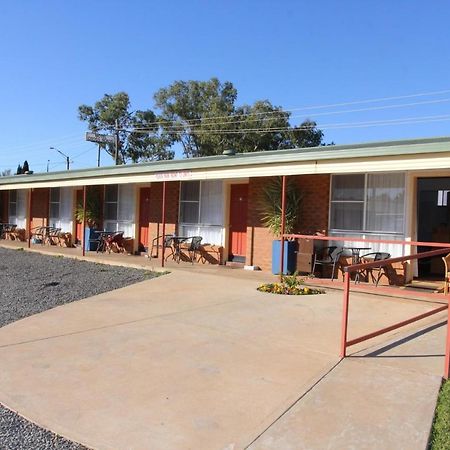 Cross Roads Motel Кобар Екстер'єр фото