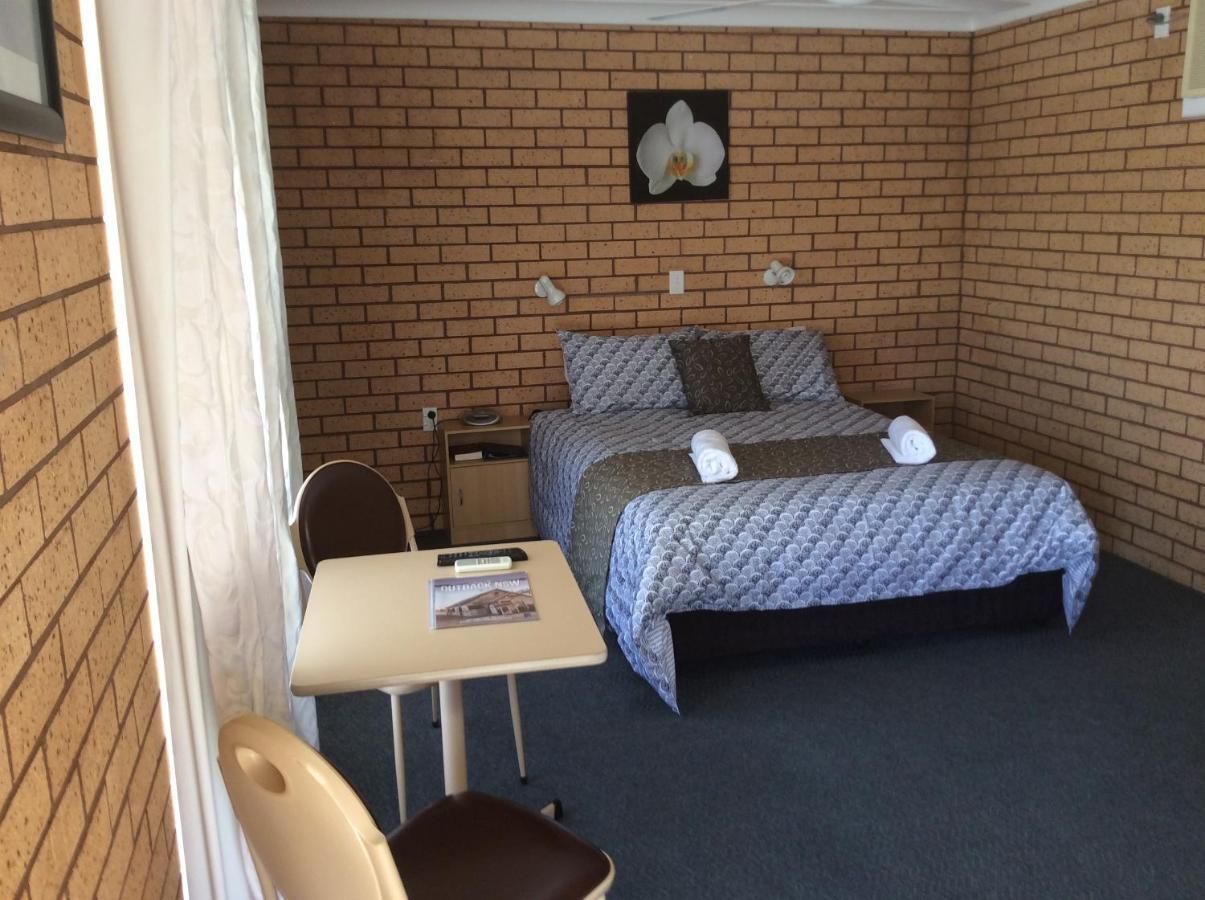 Cross Roads Motel Кобар Екстер'єр фото