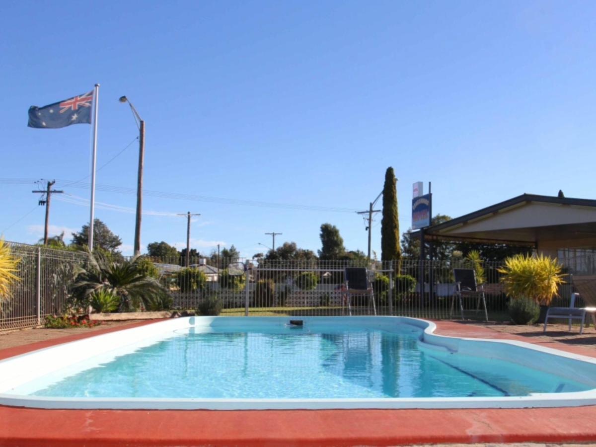 Cross Roads Motel Кобар Екстер'єр фото